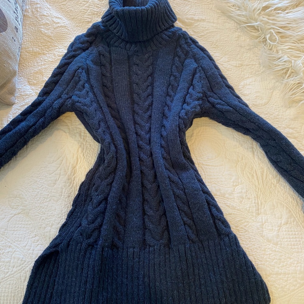 Plush Super Soft Toda Bella Cable Knit Sweater. NWOT